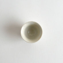 Load image into Gallery viewer, 青白磁茶盃 刻線 / 竹下努