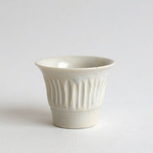 Load image into Gallery viewer, 青白磁茶盃 刻線 / 竹下努