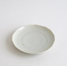 Load image into Gallery viewer, 青白磁稜花皿(5寸) / 竹下努