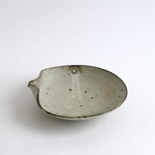 Load image into Gallery viewer, 粉引エイ型片口鉢大 / 山田隆太郎