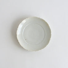 Load image into Gallery viewer, 青白磁稜花皿(5寸) / 竹下努