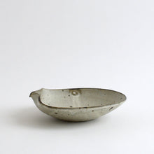 Load image into Gallery viewer, 粉引エイ型片口鉢大 / 山田隆太郎