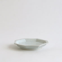 Load image into Gallery viewer, 青白磁八角皿(6寸) / 竹下努