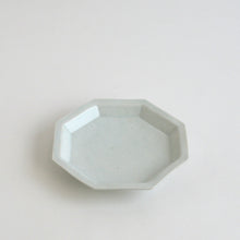 Load image into Gallery viewer, 青白磁八角皿(6寸) / 竹下努