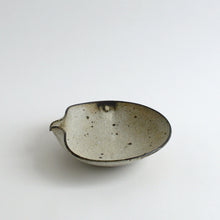 Load image into Gallery viewer, 粉引エイ型片口鉢中 / 山田隆太郎