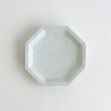 Load image into Gallery viewer, 青白磁八角皿(6寸) / 竹下努