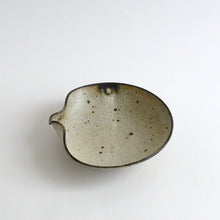 Load image into Gallery viewer, 粉引エイ型片口鉢中 / 山田隆太郎