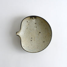 Load image into Gallery viewer, 粉引エイ型片口鉢中 / 山田隆太郎