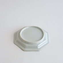 Load image into Gallery viewer, 青白磁八角皿(6寸) / 竹下努