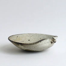 Load image into Gallery viewer, 粉引エイ型片口鉢中 / 山田隆太郎