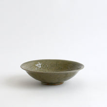 Load image into Gallery viewer, 青磁唐子文鉢 安南写 / 日高伸治