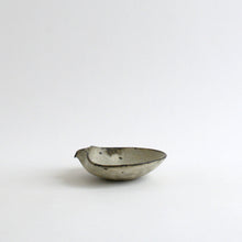 Load image into Gallery viewer, 粉引エイ型片口鉢小 / 山田隆太郎