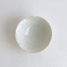 Load image into Gallery viewer, 青白磁三ッ輪花平鉢(6寸) / 竹下努