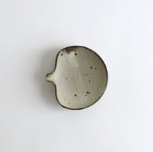 Load image into Gallery viewer, 粉引エイ型片口鉢小 / 山田隆太郎