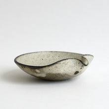 Load image into Gallery viewer, 粉引エイ型片口鉢小 / 山田隆太郎