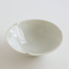 Load image into Gallery viewer, 青白磁三ッ輪花平鉢(6寸) / 竹下努