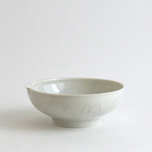 Load image into Gallery viewer, 青白磁片口平鉢(6寸) / 竹下努