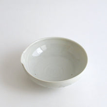 Load image into Gallery viewer, 青白磁片口平鉢(6寸) / 竹下努