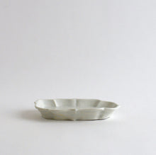 Load image into Gallery viewer, 青白磁稜花取皿 / 竹下努