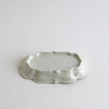 Load image into Gallery viewer, 青白磁稜花取皿 / 竹下努