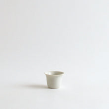 Load image into Gallery viewer, 青白磁旅茶盃 / 竹下努
