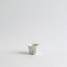 Load image into Gallery viewer, 青白磁旅茶盃 刻線 / 竹下努