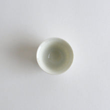 Load image into Gallery viewer, 青白磁旅茶盃 刻線 / 竹下努