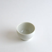 Load image into Gallery viewer, 青白磁玉カップ フチ丸 / 竹下努