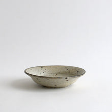 Load image into Gallery viewer, 粉引5.5寸リム皿 / 山田隆太郎
