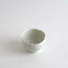 Load image into Gallery viewer, 青白磁玉カップ 輪花 / 竹下努