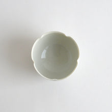 Load image into Gallery viewer, 青白磁玉カップ 輪花 / 竹下努