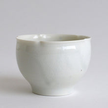 Load image into Gallery viewer, 青白磁玉カップ 輪花 / 竹下努