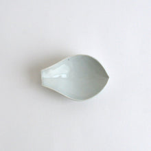 Load image into Gallery viewer, 青白磁茶則(泰山木) / 竹下努