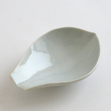 Load image into Gallery viewer, 青白磁茶則(泰山木) / 竹下努