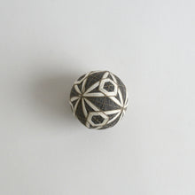 画像をギャラリービューアに読み込む, てまり小 (亀甲 / グレー地×白) / 倉敷てまり