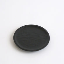 Load image into Gallery viewer, 地固め彫刻四寸皿(縁薄) / 佐藤智洋