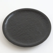 Load image into Gallery viewer, 地固め彫刻四寸皿(縁薄) / 佐藤智洋