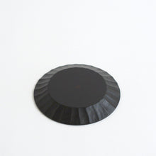 Load image into Gallery viewer, 地固め彫刻四寸皿(縁薄) / 佐藤智洋