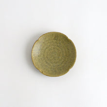 画像をギャラリービューアに読み込む, 4寸輪花皿 灰釉 / 小林耶摩人