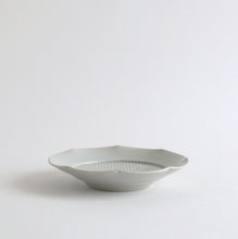 Load image into Gallery viewer, 白磁鎬輪花5寸皿 / 阿南維也