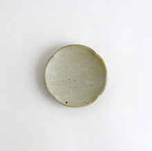 画像をギャラリービューアに読み込む, 4寸輪花皿 粉引 / 小林耶摩人