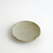画像をギャラリービューアに読み込む, 4寸輪花皿 粉引 / 小林耶摩人