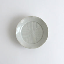 Load image into Gallery viewer, 白磁鎬輪花5寸皿 / 阿南維也