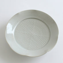 Load image into Gallery viewer, 白磁鎬輪花5寸皿 / 阿南維也