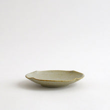 画像をギャラリービューアに読み込む, 4寸輪花皿 粉引 / 小林耶摩人