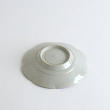 Load image into Gallery viewer, 白磁鎬輪花5寸皿 / 阿南維也