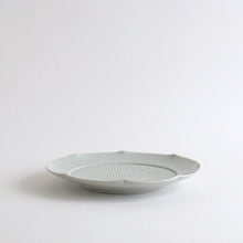 Load image into Gallery viewer, 白磁鎬輪花7寸皿 / 阿南維也