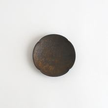 画像をギャラリービューアに読み込む, 4寸輪花皿 黒釉 / 小林耶摩人