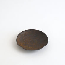 画像をギャラリービューアに読み込む, 4寸輪花皿 黒釉 / 小林耶摩人