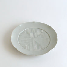 Load image into Gallery viewer, 白磁鎬輪花7寸皿 / 阿南維也